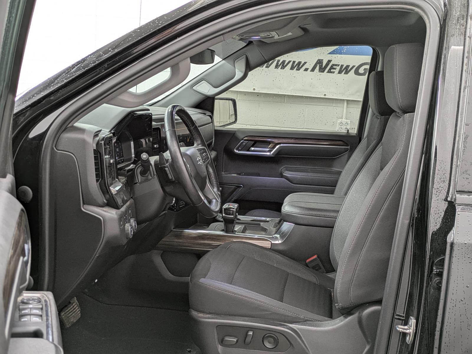 2023 Chevrolet Silverado 1500 RST photo 2