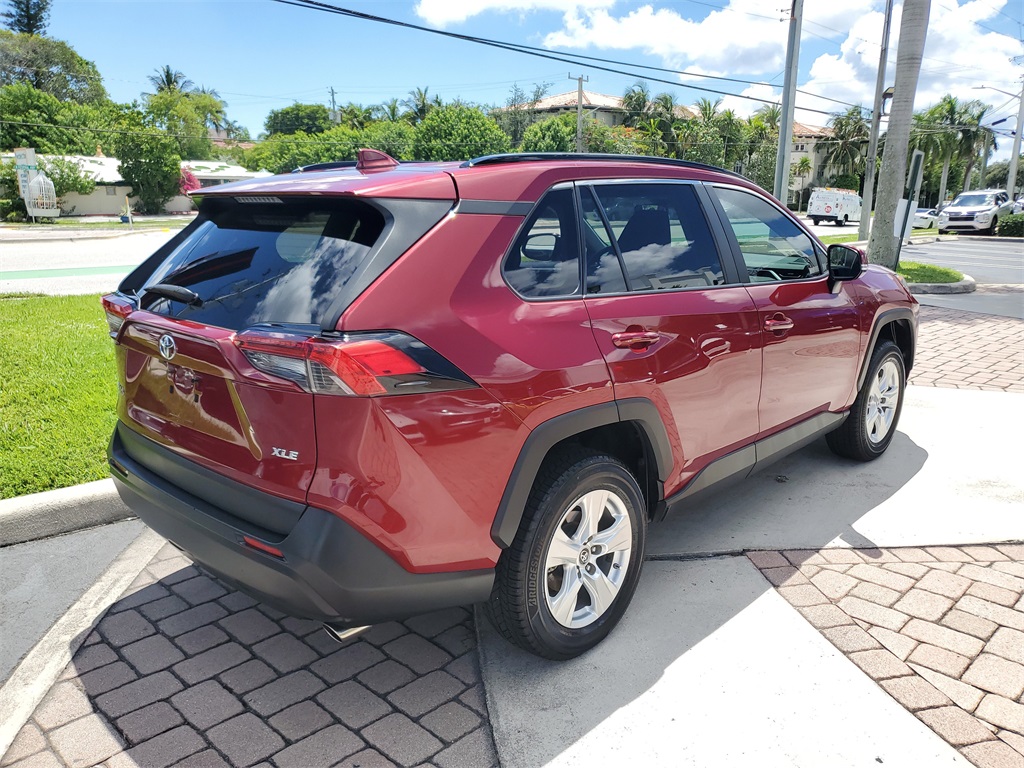 2019 Toyota RAV4 XLE photo 5