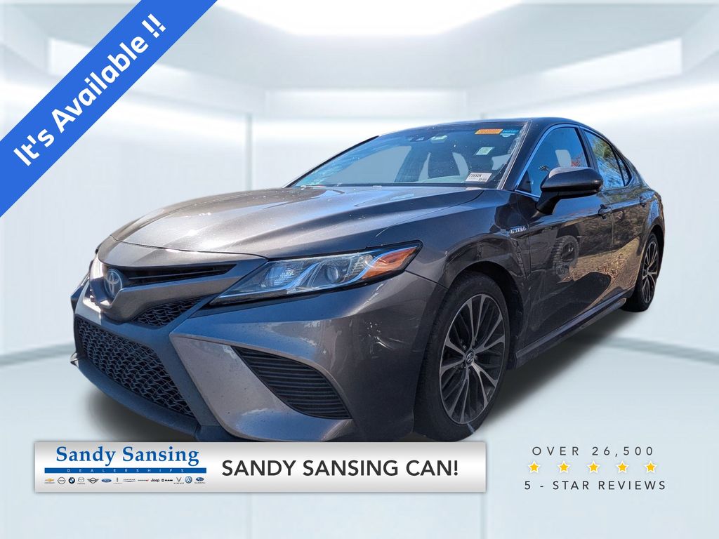 2018 Toyota Camry SE's photo