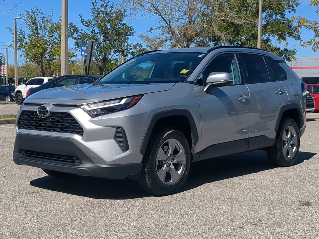 2024 Toyota RAV4 XLE's photo