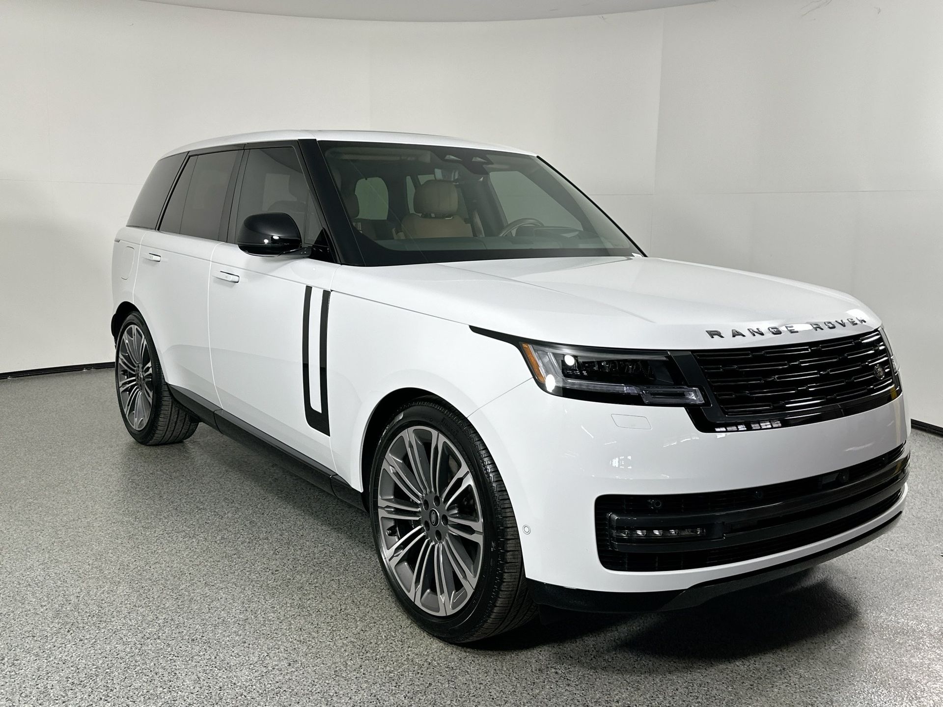 2025 Land Rover Range Rover SE photo 3
