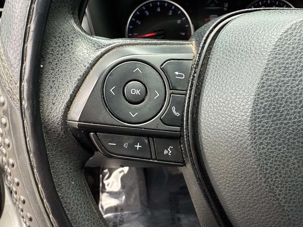 2022 Toyota RAV4 LE photo 32