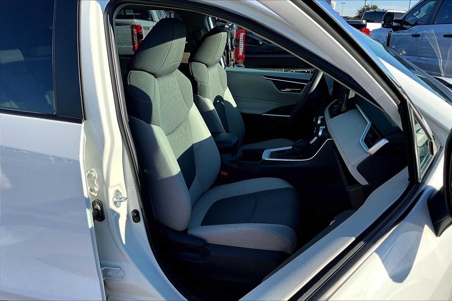 2022 Toyota RAV4 XLE photo 2