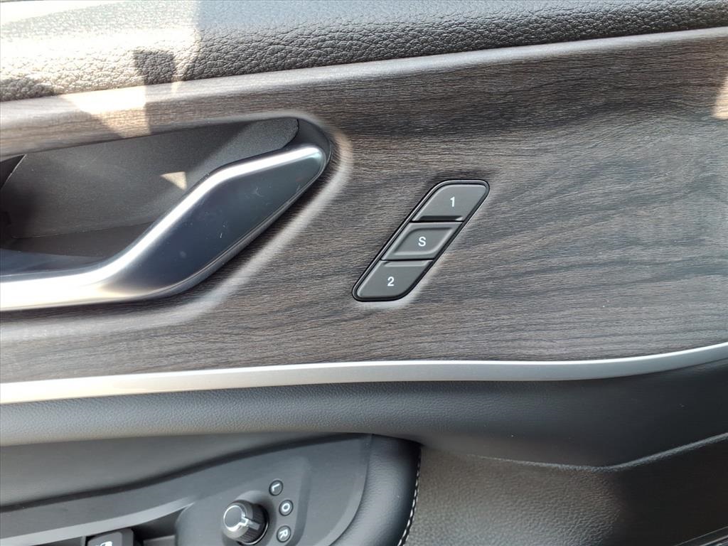 2025 Jeep Grand Cherokee Limited photo 3