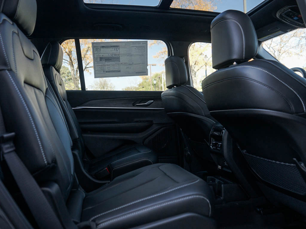 2025 Jeep Grand Cherokee Limited photo 9