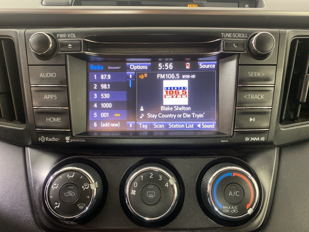 2016 Toyota RAV4 LE photo 4