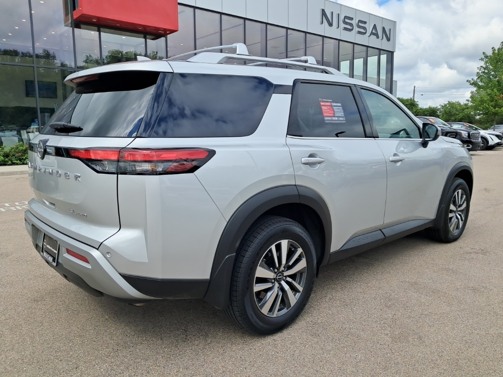 2024 Nissan Pathfinder SL photo 4