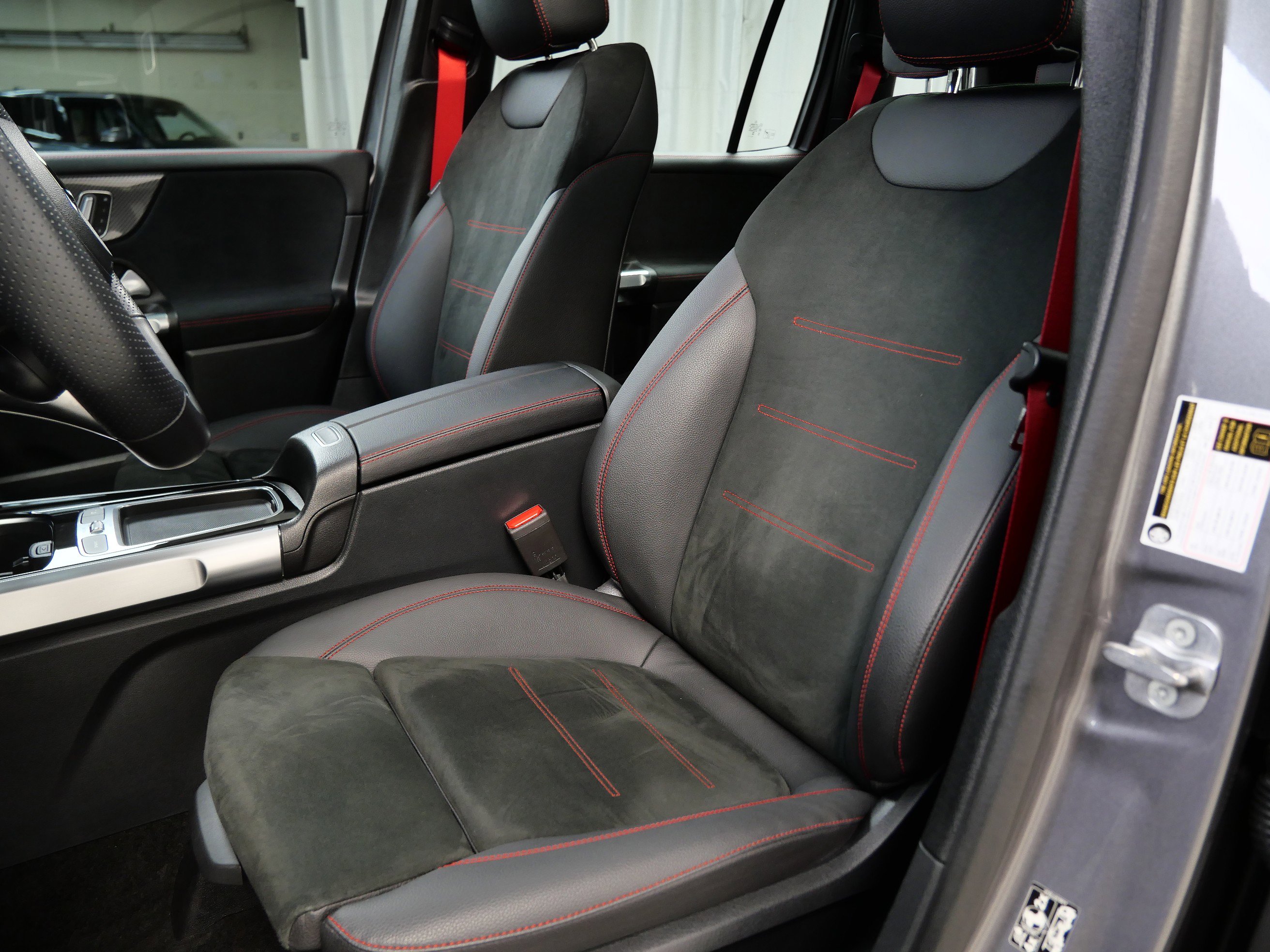 2025 Mercedes Benz GLB AMG 35 4MATIC photo 3