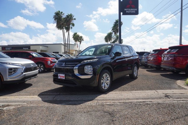 2025 Mitsubishi Outlander ES's photo