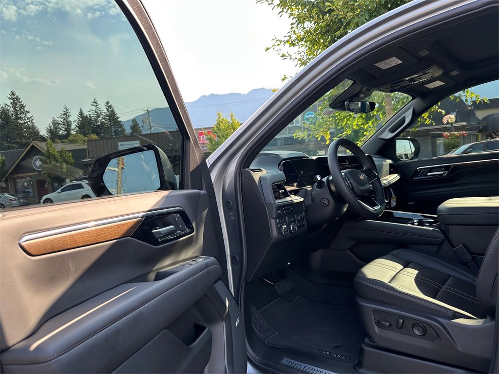 2025 Chevrolet Suburban High Country photo 21