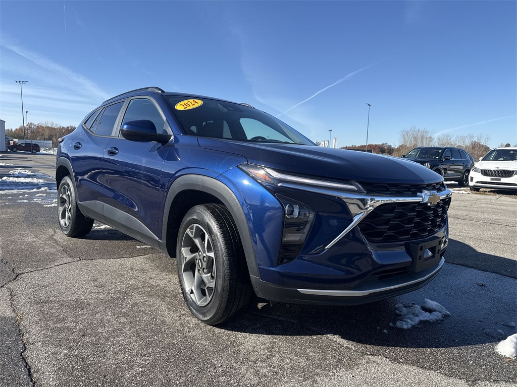 2024 Chevrolet Trax LT photo 2