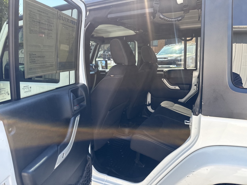 2015 Jeep Wrangler Unlimited Sahara photo 14