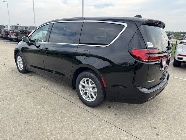 2026 Chrysler Pacifica photo 4