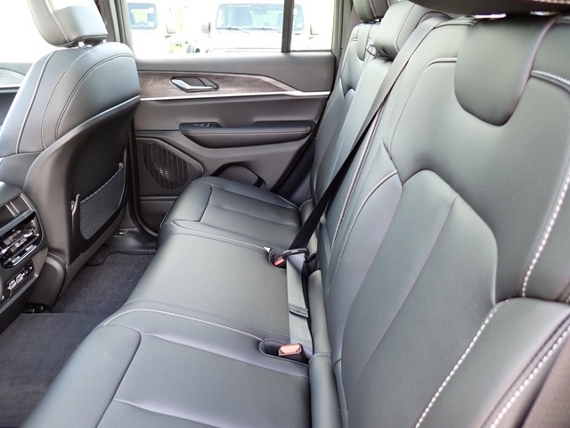 2025 Jeep Grand Cherokee Limited photo 12