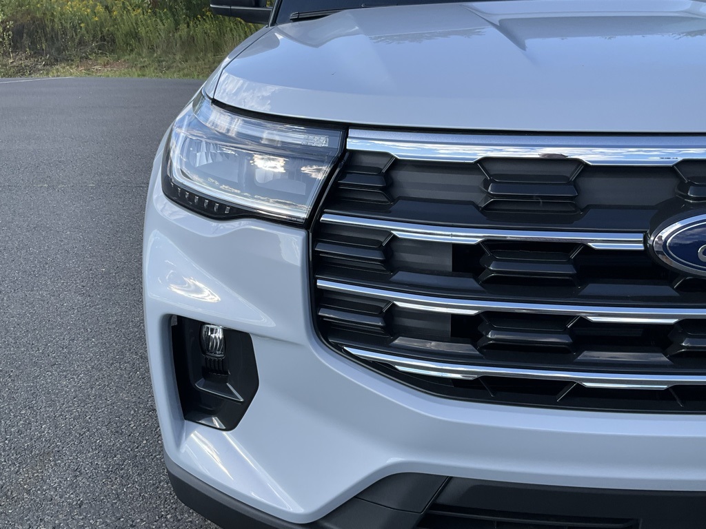 2025 Ford Explorer photo 2