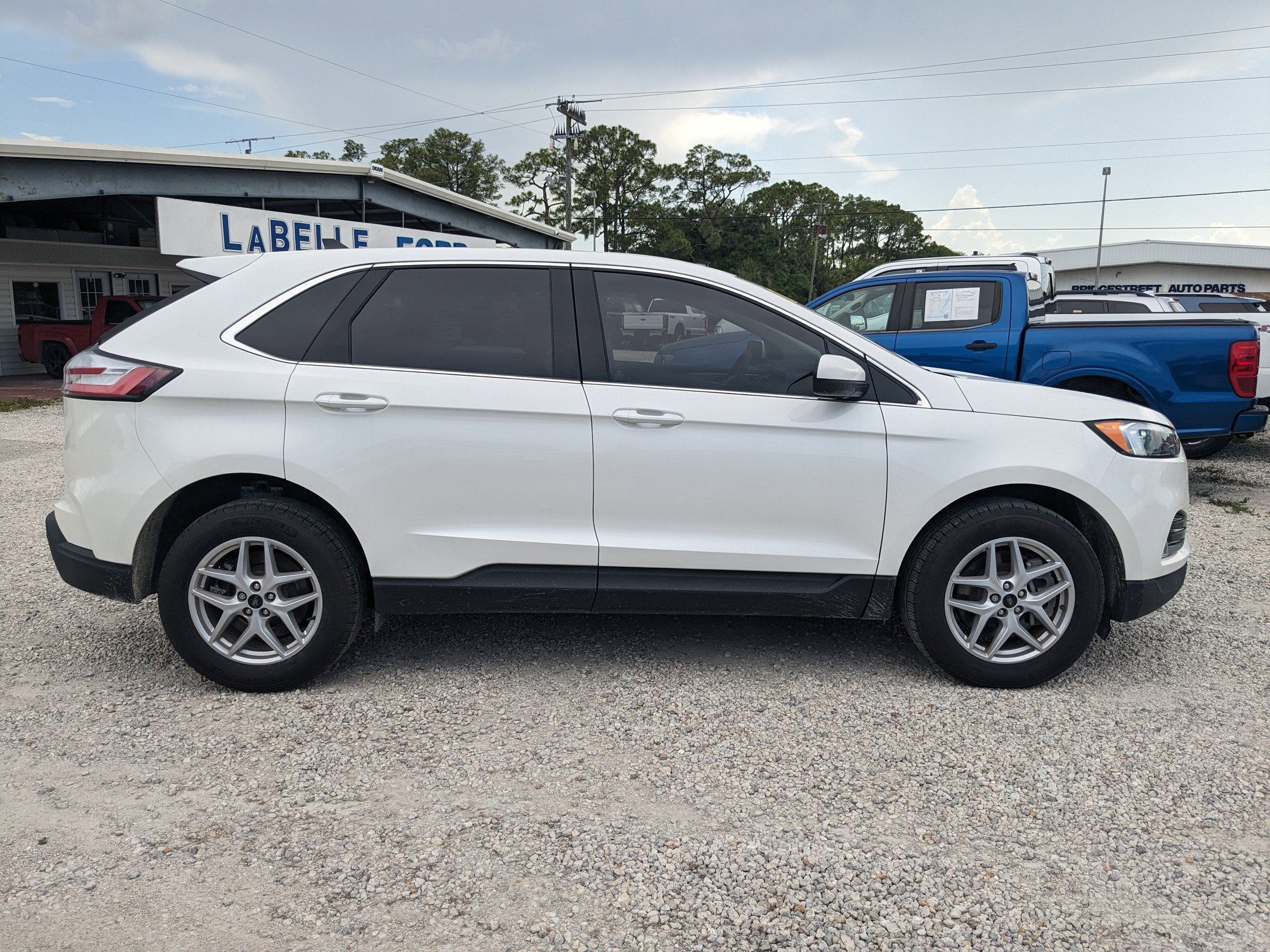 2023 Ford Edge SEL photo 3
