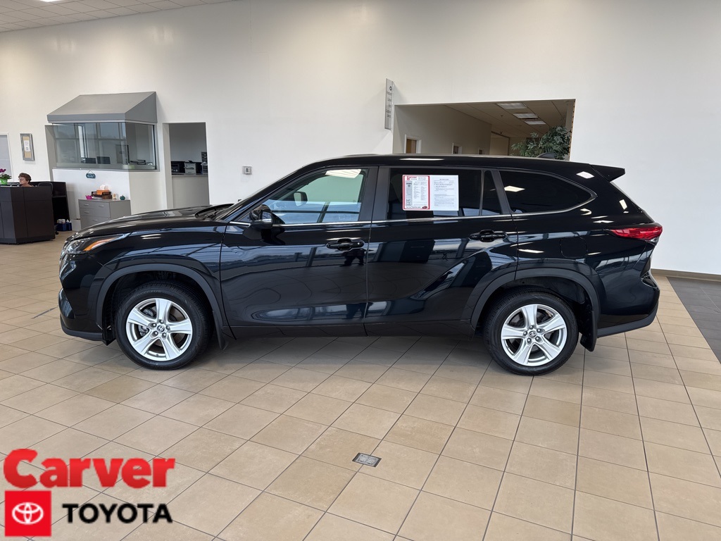 2023 Toyota Highlander LE's photo