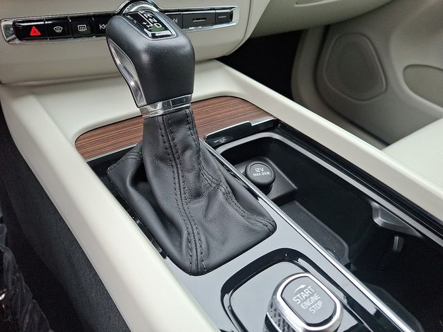 2021 Volvo XC60 T5 Momentum photo 15