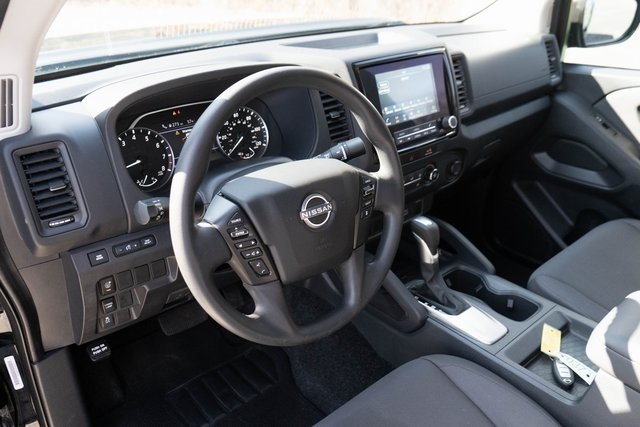 2022 Nissan Frontier S Crew Cab photo 2