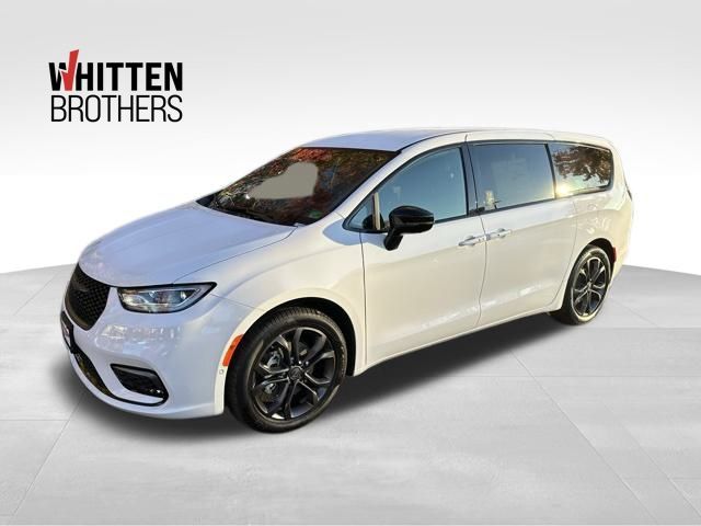 2026 Chrysler Pacifica Select's photo