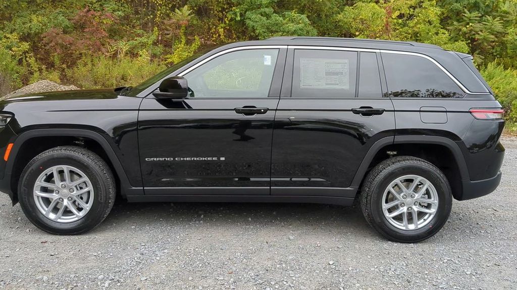 2025 Jeep Grand Cherokee Laredo photo 2