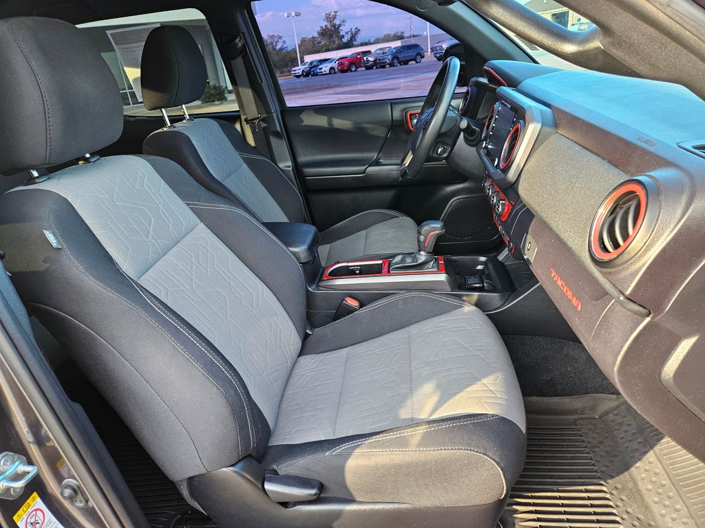 2020 Toyota Tacoma TRD Sport photo 32