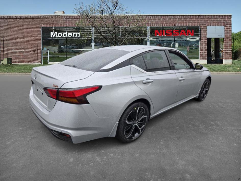 2025 Nissan Altima SR photo 5