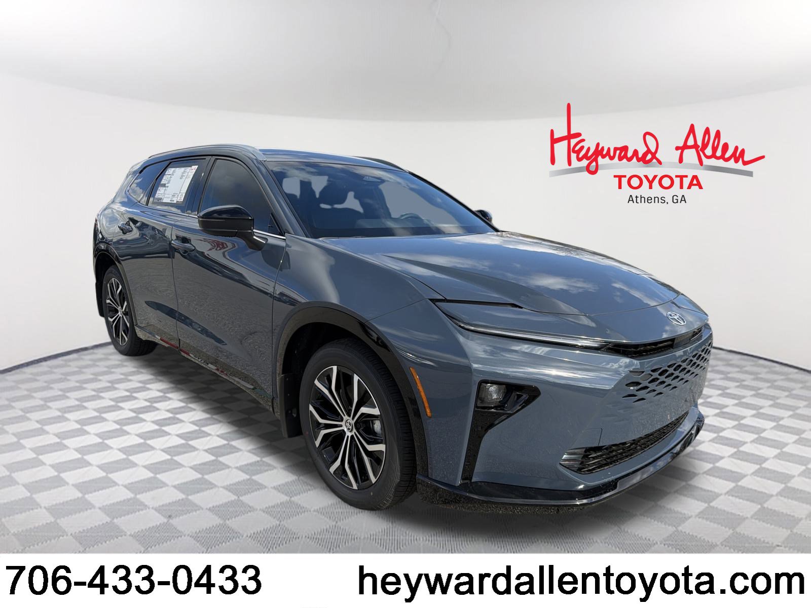 2025 Toyota Crown Signia XLE's photo