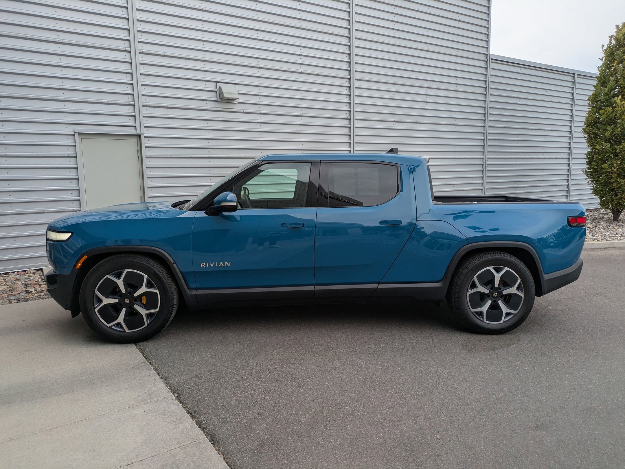 2022 Rivian R1T Adventure photo 2