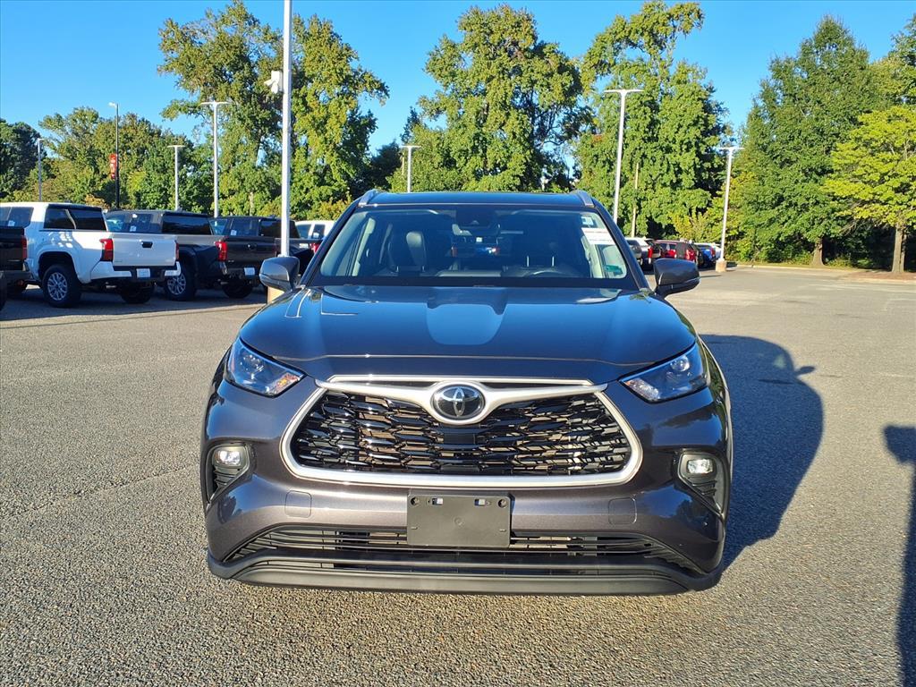 2022 Toyota Highlander XLE photo 2