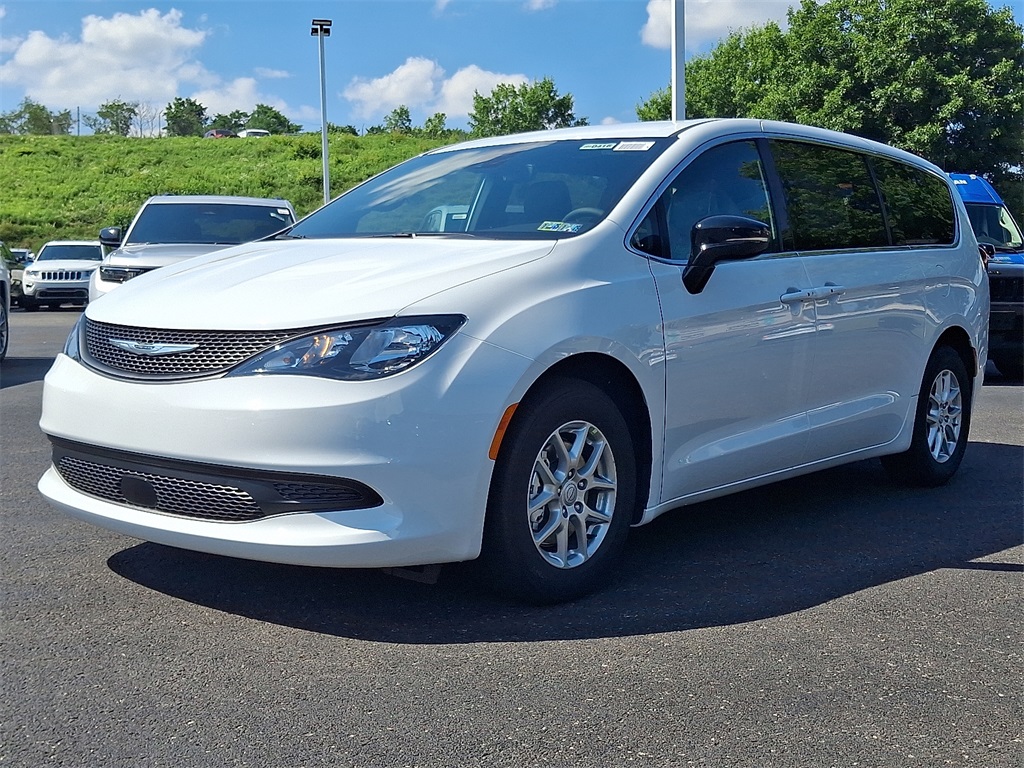 2025 Chrysler Voyager LX photo 2
