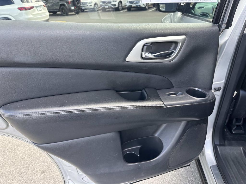 2014 Nissan Pathfinder Platinum photo 31