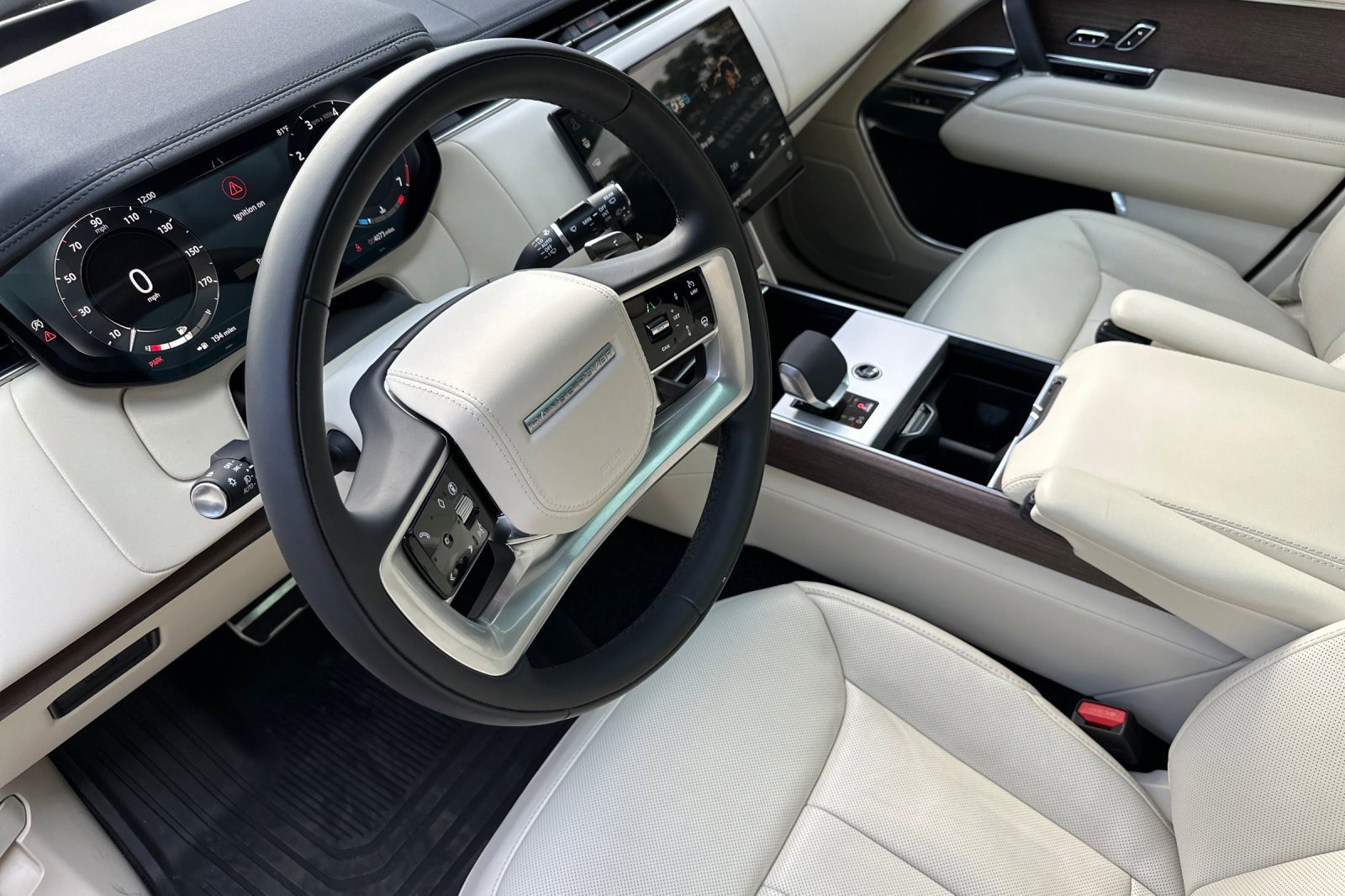 2025 Land Rover Range Rover SE photo 3