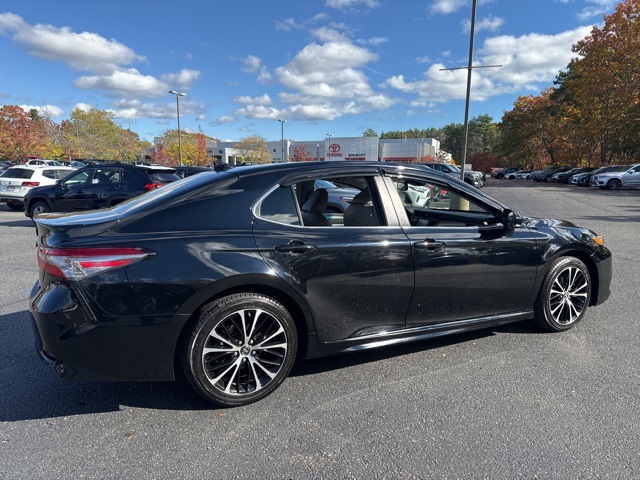 2019 Toyota Camry SE photo 2