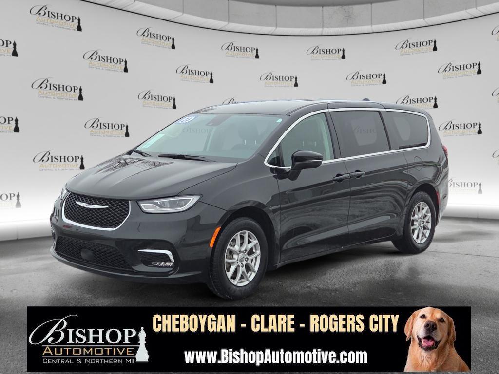 2023 Chrysler Pacifica Touring L's photo