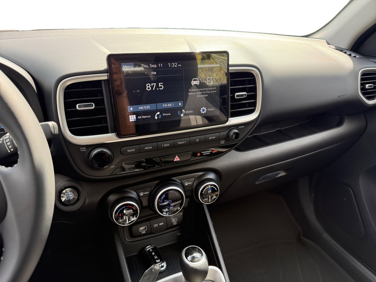 2025 Hyundai Venue SEL photo 11