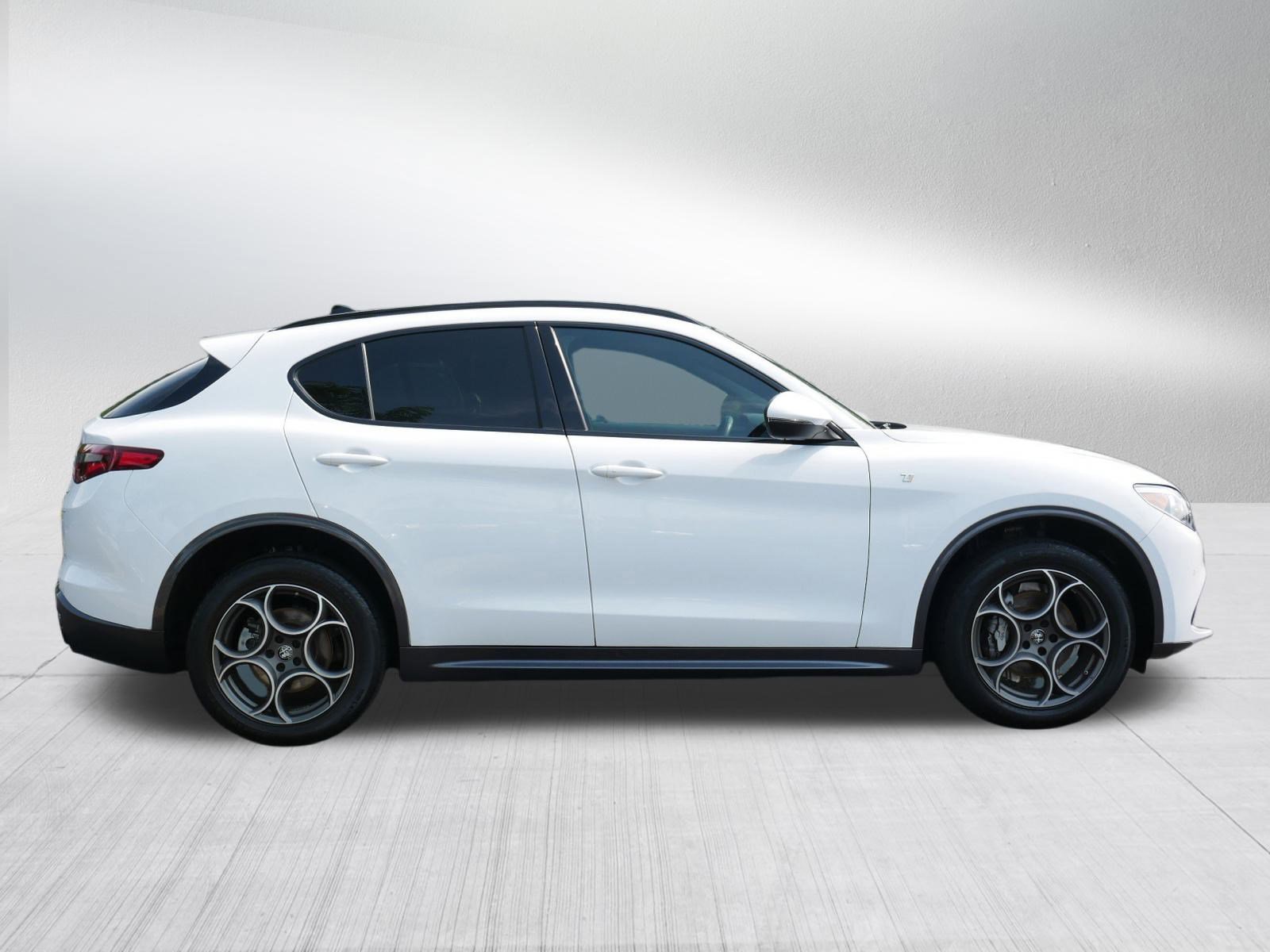 2023 Alfa Romeo Stelvio Ti photo 8