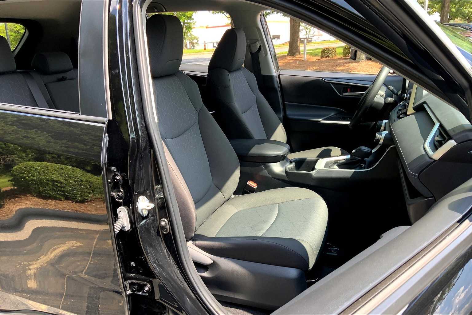 2024 Toyota RAV4 XLE photo 7