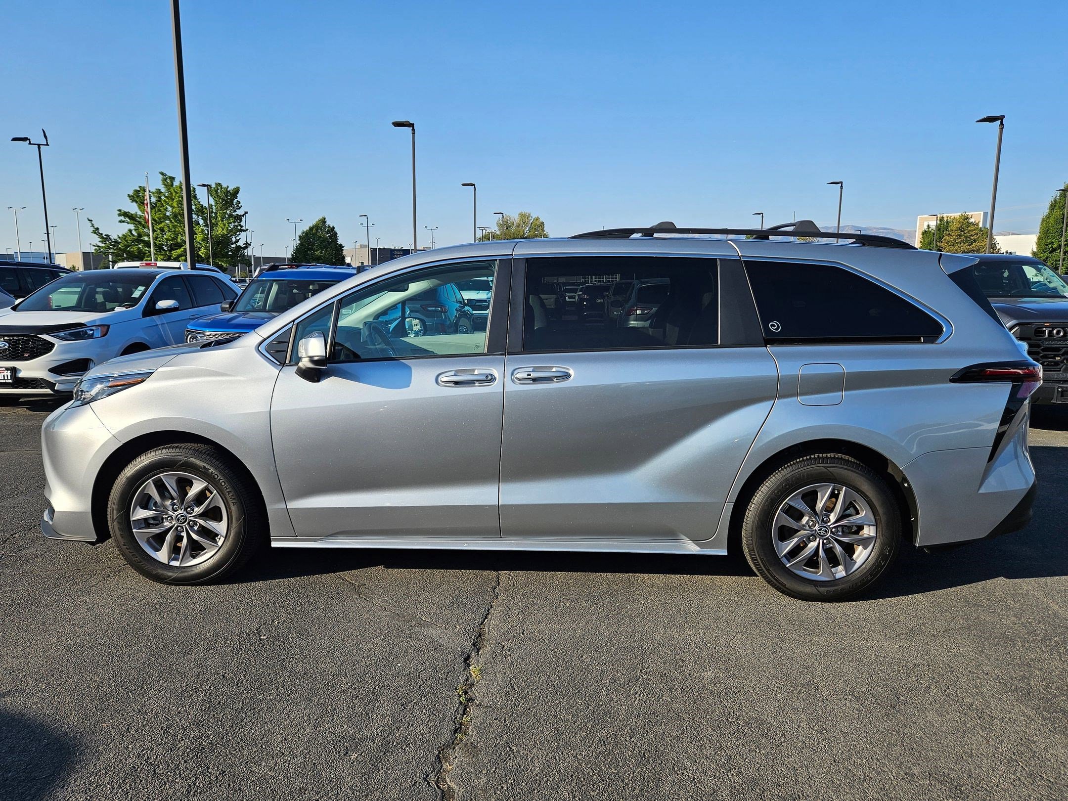 2023 Toyota Sienna LE photo 6