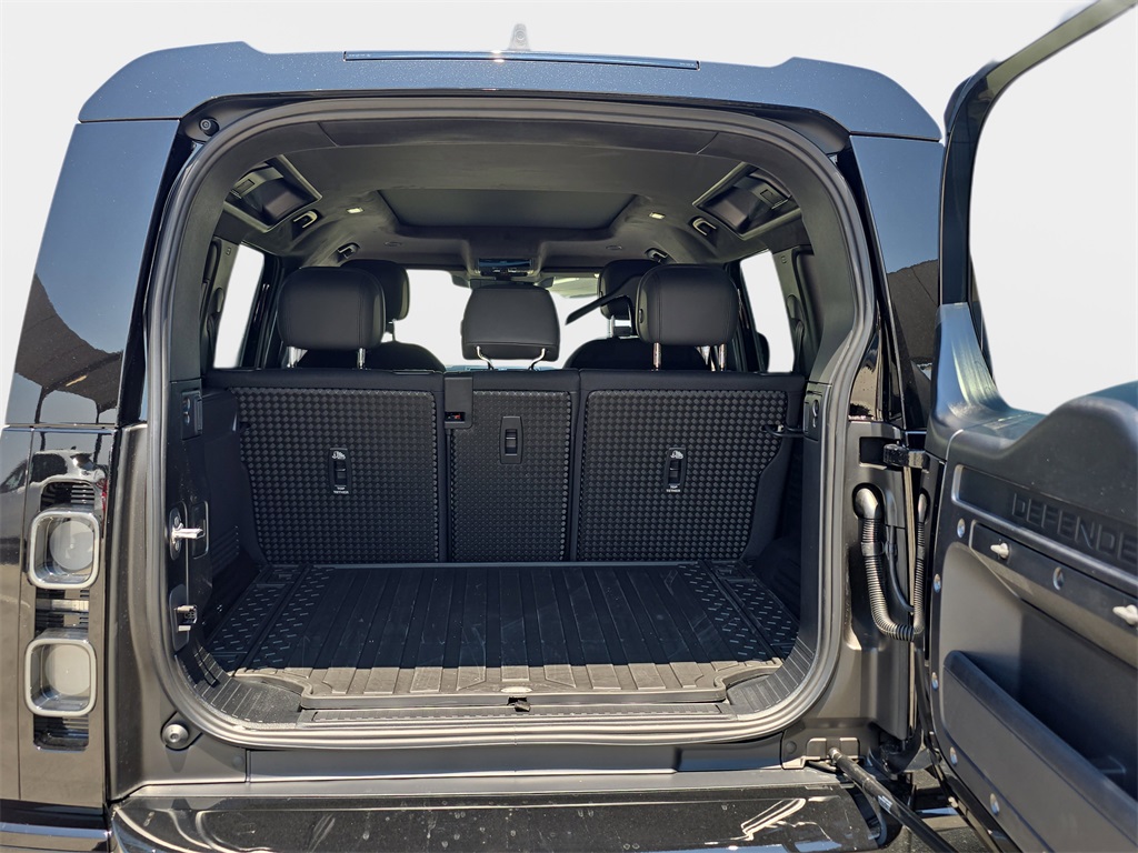 2025 Land Rover Defender 110 V8 photo 12