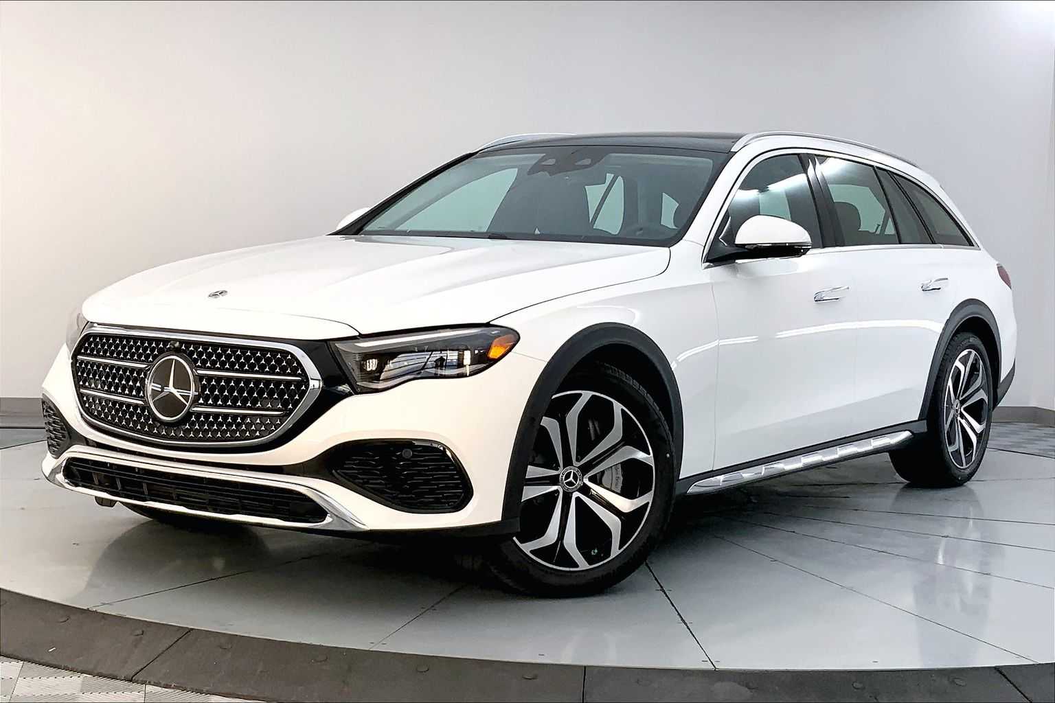 2025 Mercedes-Benz E-Class E450 All-Terrain's photo