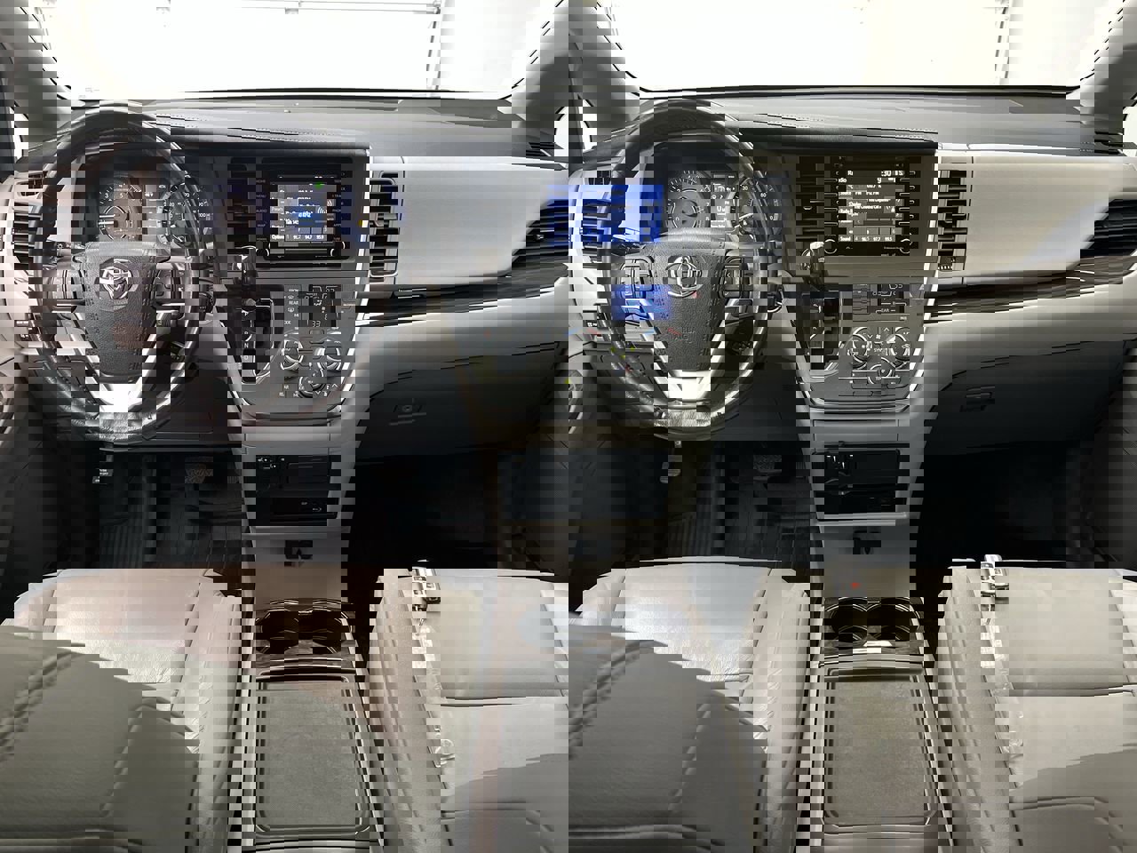 2018 Toyota Sienna XLE Premium photo 4