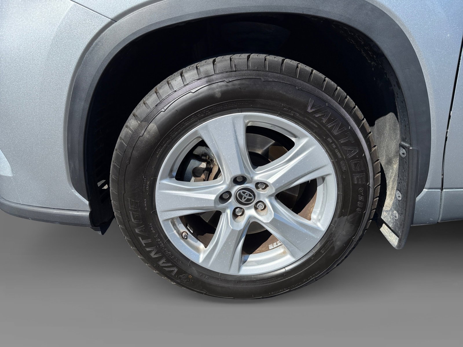 2022 Toyota Highlander LE photo 9