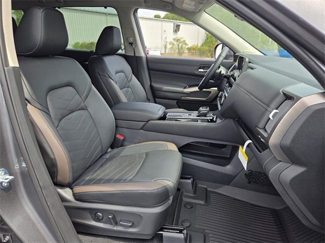 2025 Nissan Pathfinder Platinum photo 15