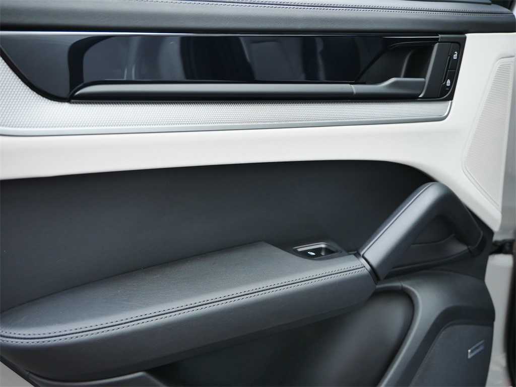 2024 Porsche Cayenne S photo 14