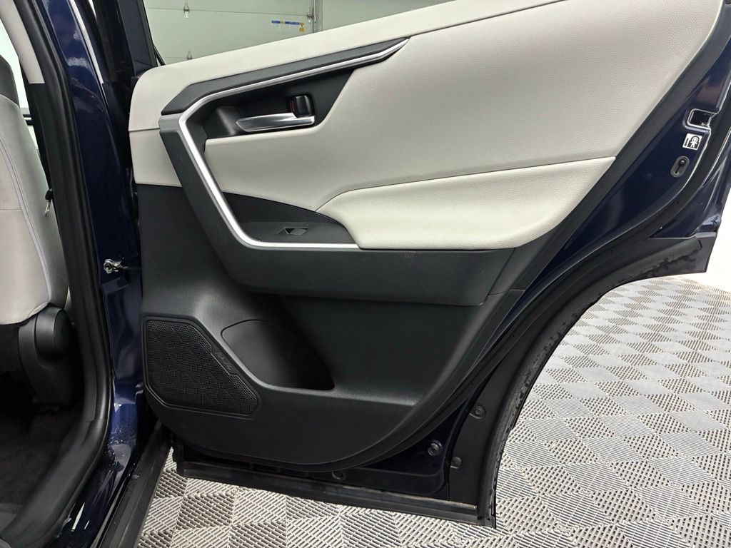2020 Toyota RAV4 XLE photo 19