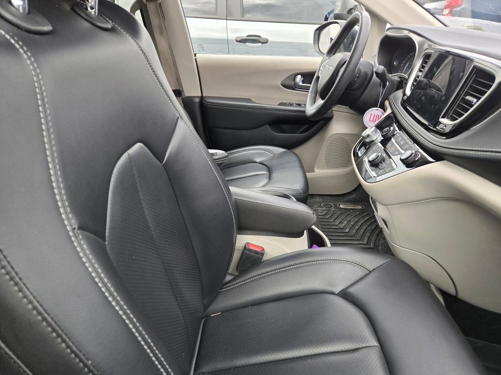 2023 Chrysler Pacifica Touring L photo 4