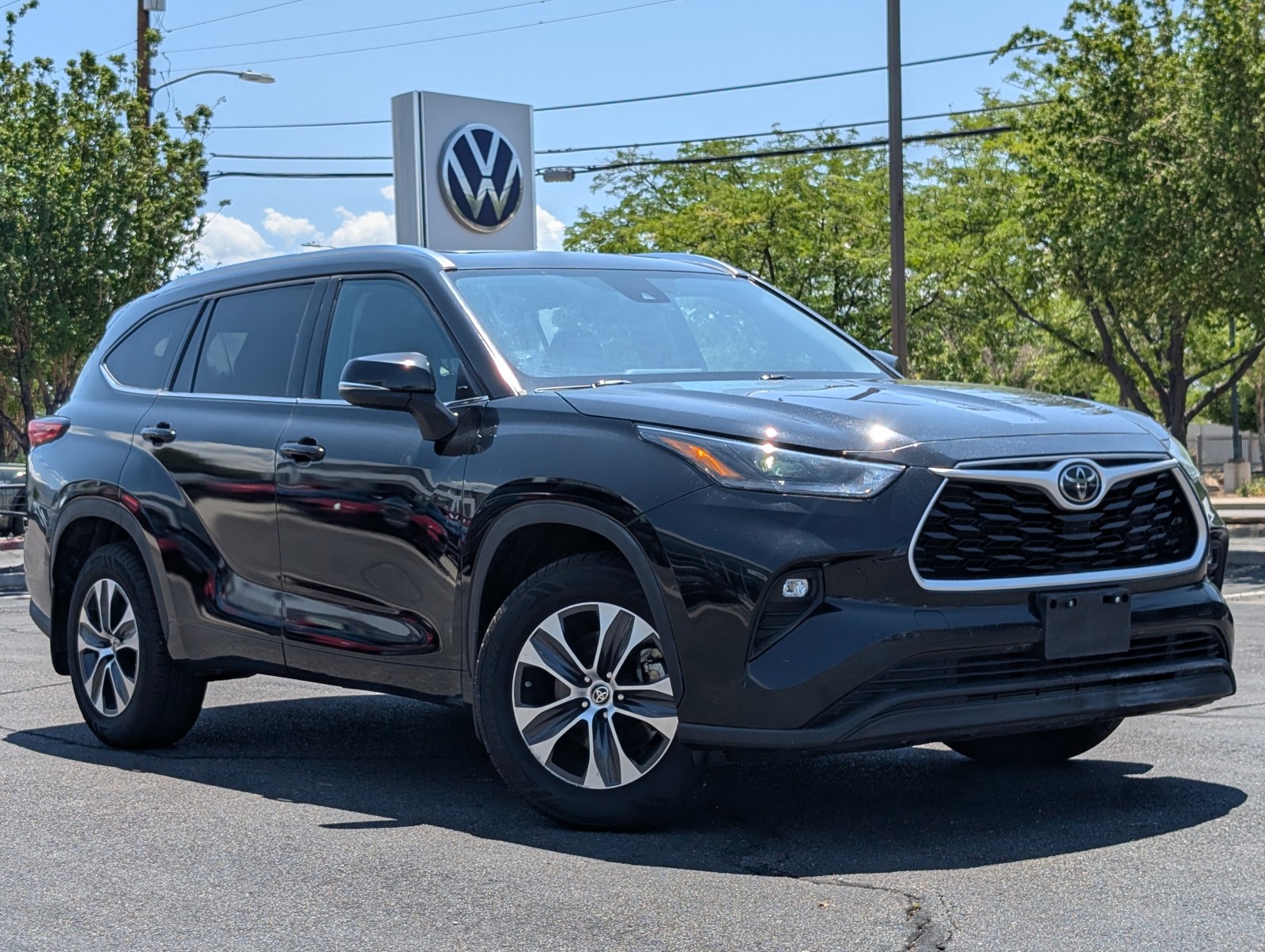 Used 2021 BLACK Toyota XLE image 1