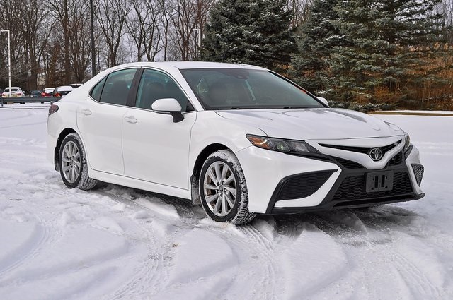 2022 Toyota Camry SE's photo