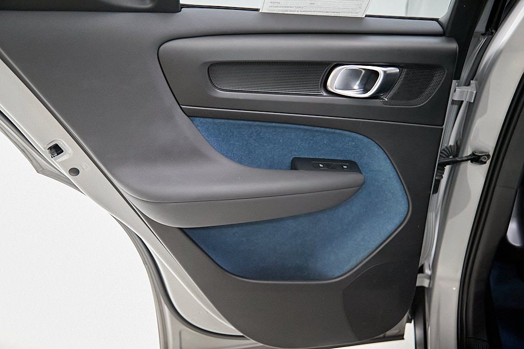 2023 VOLVO XC40 - Image 20